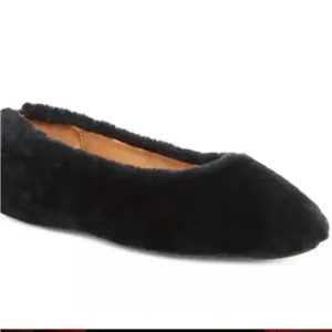 - Aquatalia Brinley Shearling black Ballet Flats Size 8​​