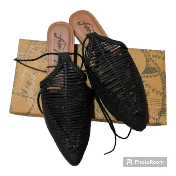 🆕 FREE PEOPLE SIZE 9 Black Genuine Leather Flat Sandals With Ankle Tie Details