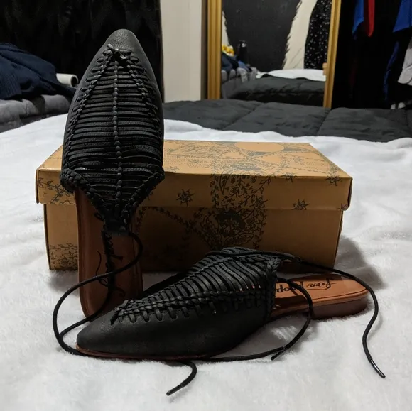 🆕 FREE PEOPLE SIZE 9 Black Genuine Leather Flat Sandals With Ankle Tie Details