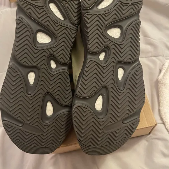 Adidas Yeezy boost 700 MNVN