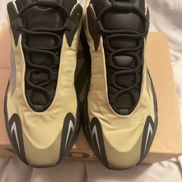 Adidas Yeezy boost 700 MNVN