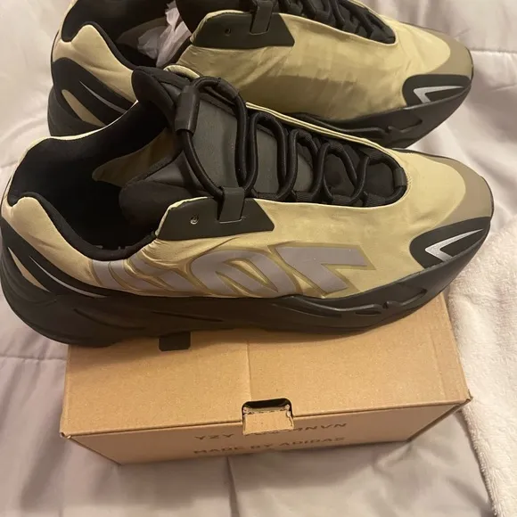 Adidas Yeezy boost 700 MNVN