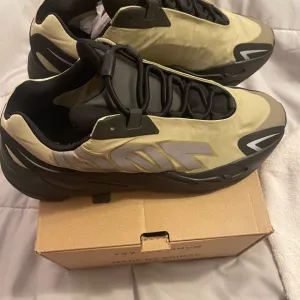 Adidas Yeezy boost 700 MNVN