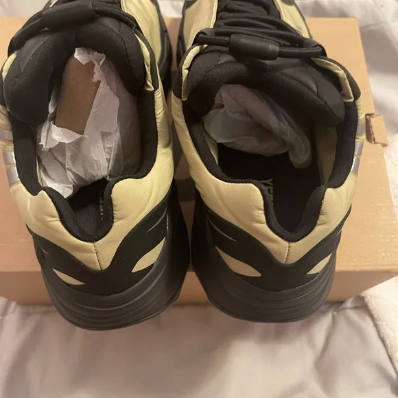 Adidas Yeezy boost 700 MNVN