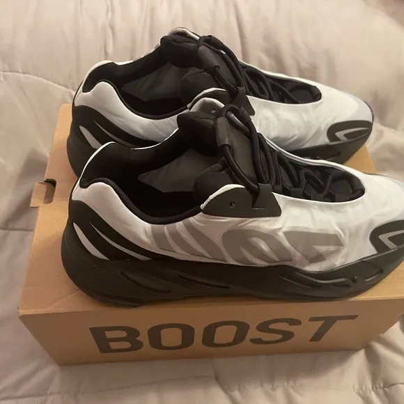 Adidas Yeezy boost 700 MNVN