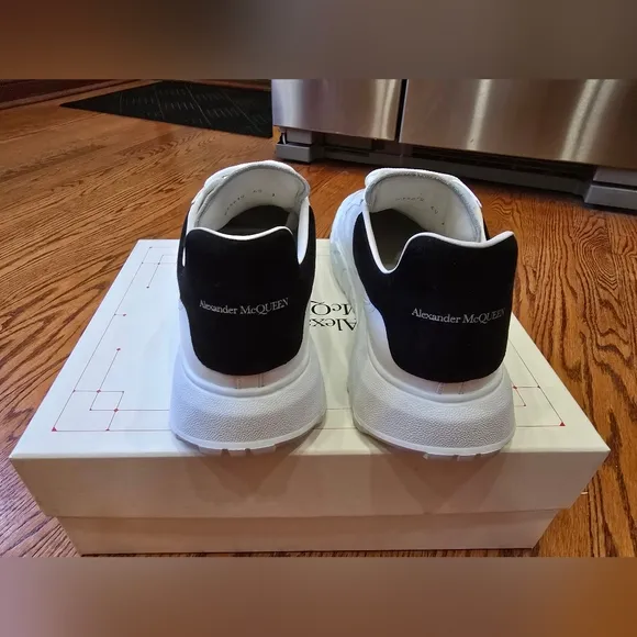 Alexander McQueen Mens White Sneakers, size EU-45, US 12