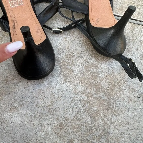 Alexandre Birman black leather strappy sandals