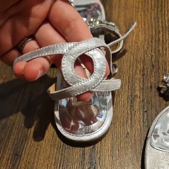 Badgley Mischka Cara Crystal Women's Silver Flat Sandals Sz 5.5