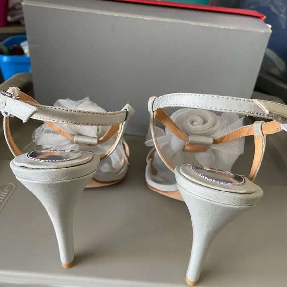 BADGLEY MISCHKA GRAY STRAPPY SANDALS SHOES WITH FLOWER DESIGN SIZE 6 M