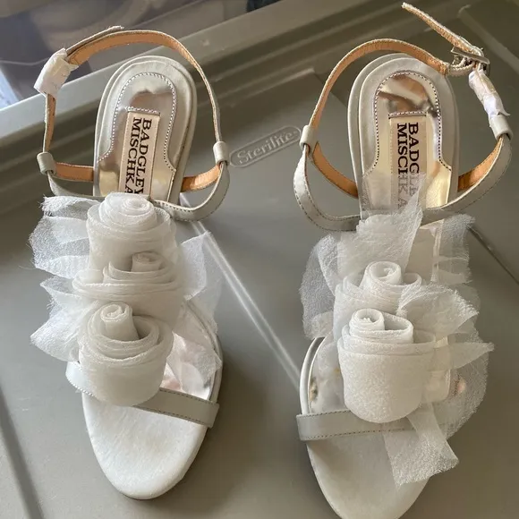 BADGLEY MISCHKA GRAY STRAPPY SANDALS SHOES WITH FLOWER DESIGN SIZE 6 M