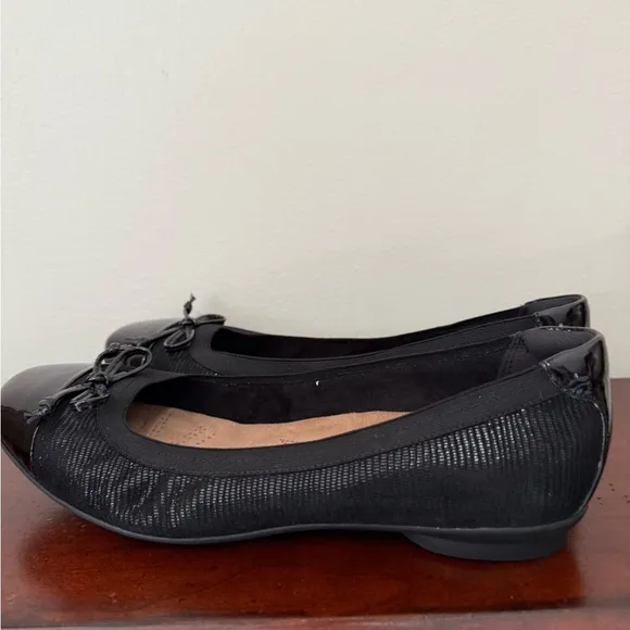 Clark’s Artisan “candra glow”NWT  black suede ballet flat in size 8