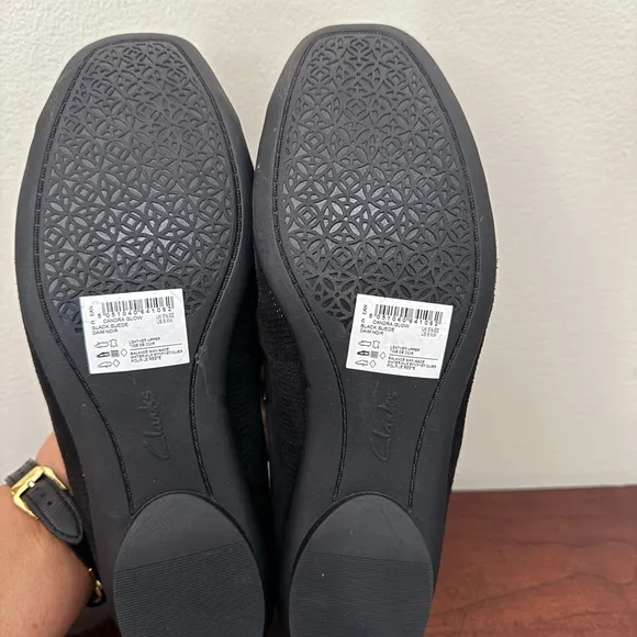 Clark’s Artisan “candra glow”NWT  black suede ballet flat in size 8