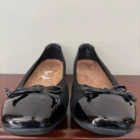 Clark’s Artisan “candra glow”NWT  black suede ballet flat in size 8