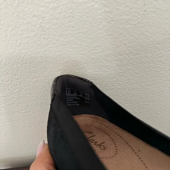 Clark’s Artisan “candra glow”NWT  black suede ballet flat in size 8