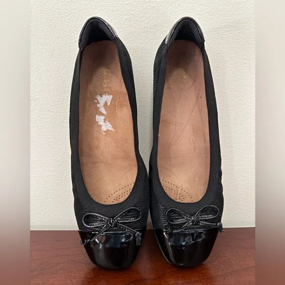 Clark’s Artisan “candra glow”NWT  black suede ballet flat in size 8