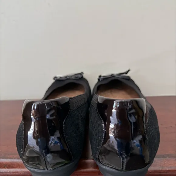 Clark’s Artisan “candra glow”NWT  black suede ballet flat in size 8