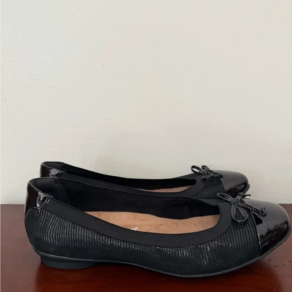 Clark’s Artisan “candra glow”NWT  black suede ballet flat in size 8