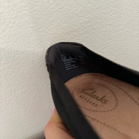 Clark’s Artisan “candra glow”NWT  black suede ballet flat in size 8