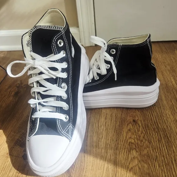 CONVERSE WOMEN'S Black High-Top Sneakers