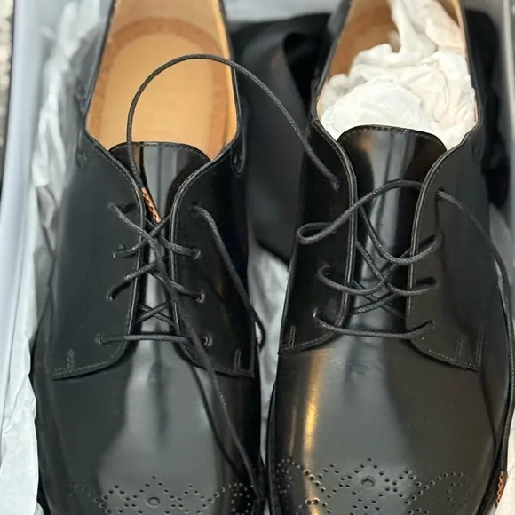 Elegant Black Leather Loafers with Brogue Detailing