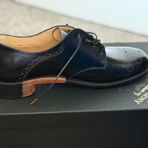Elegant Black Leather Loafers with Brogue Detailing
