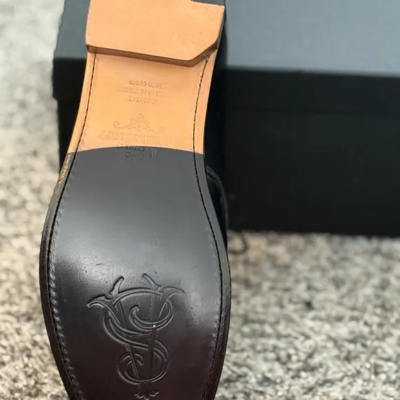 Elegant Black Leather Loafers with Brogue Detailing