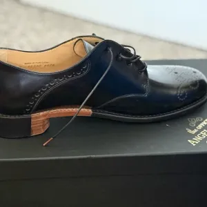 Elegant Black Leather Loafers with Brogue Detailing