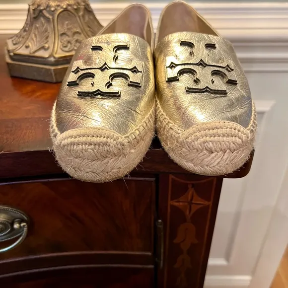 EUC Tory Burch Ines Logo Espadrilles in Spark Gold Leather Size 7 M