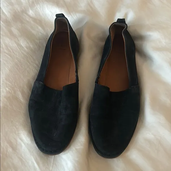 Frye women’s Black soft leather Slip-On loafers!
