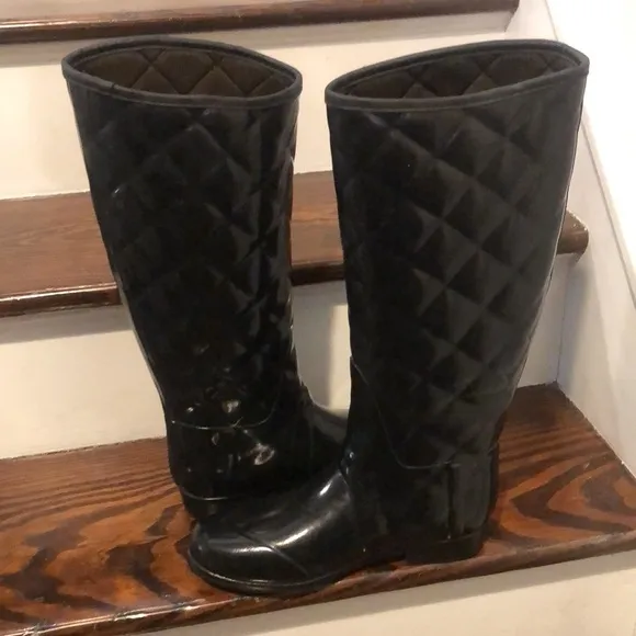 HUNTER Diamond Quilted Knee High Insulated Rain Boots &amp; Cable Knit Boot Socks