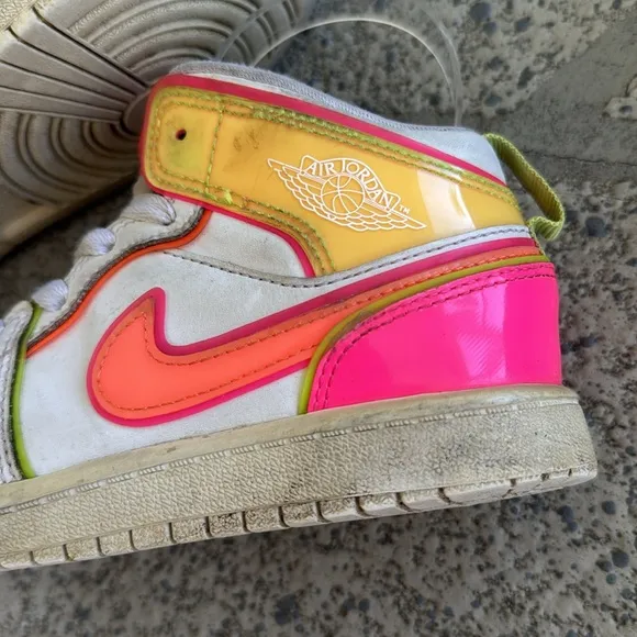 Jordan 1 Mid Edge Glow white hyper crimson pink blast high top sneakers size 1