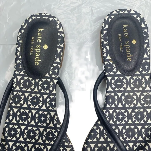Kate Spade  White and  Navy Mystic Bow Flat Sandals Size 8.5 great condition!