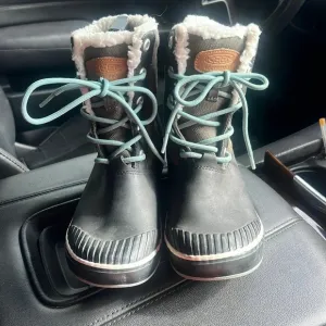 Keen Elsa Green and Black Leather Winter Boots Size 6 Snow Boot Waterproof
