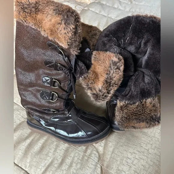 Khombu Quechee Stingray Lace-Up Winter Boots Size 9.5 Warm &amp; Waterproof Footwear