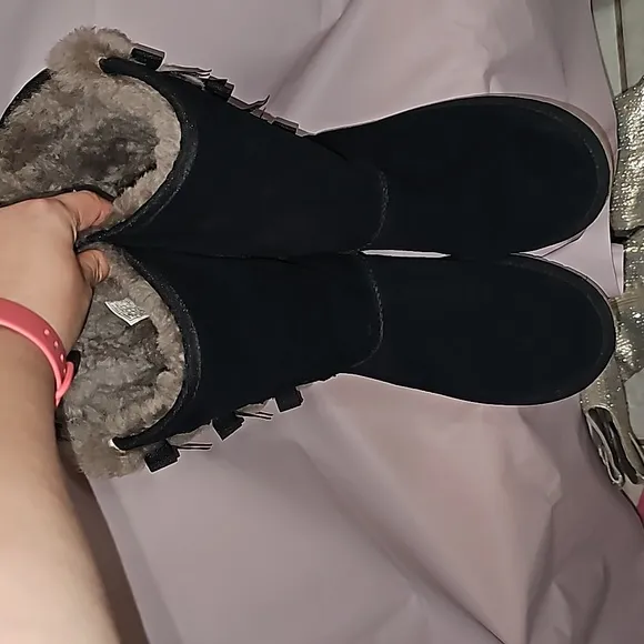 Koolaburra by Ugg Victoria Boots bows faux fur trim black suede lined snow boot