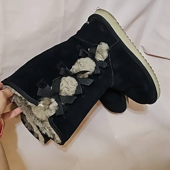 Koolaburra by Ugg Victoria Boots bows faux fur trim black suede lined snow boot