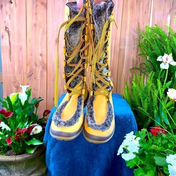 Ladies Timberland insulated cold weather boots size 7M NWOT.