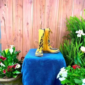 Ladies Timberland insulated cold weather boots size 7M NWOT.