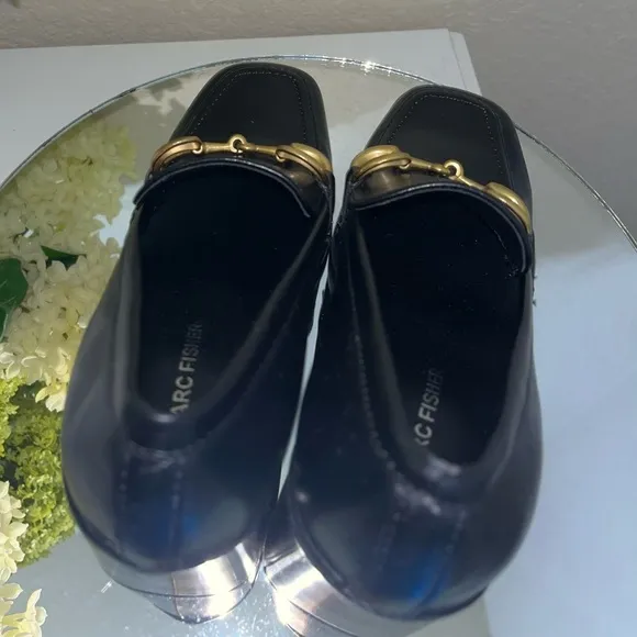Marc Fisher Women's Harlae Pump, black with goldtone hardware