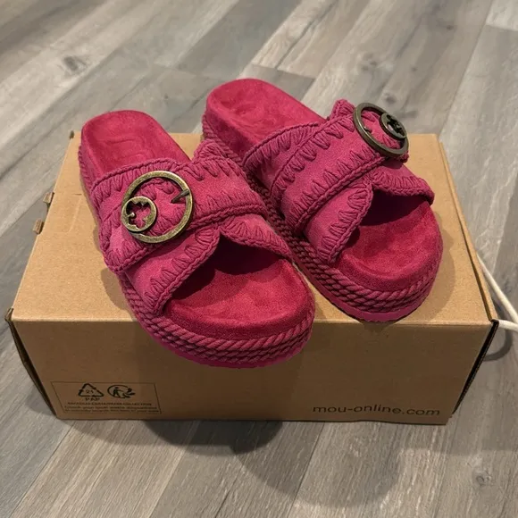 MOU Flat Sandals