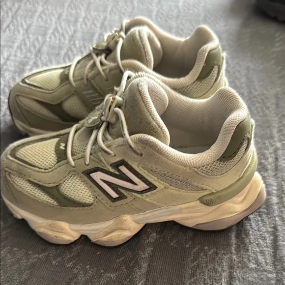 New Balance Cream Chunky Sneakers Modern Design