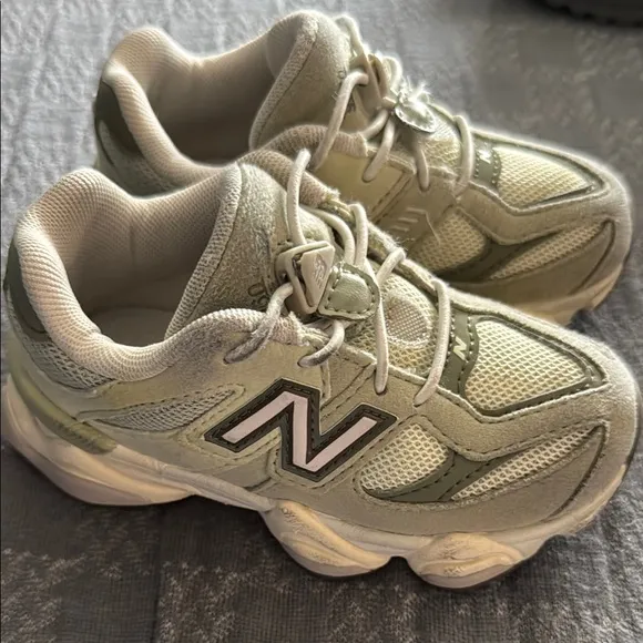 New Balance Cream Chunky Sneakers Modern Design