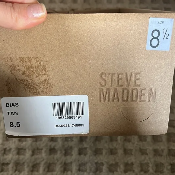 New in box Steven Madden Strappy Tan Sandals 8.5