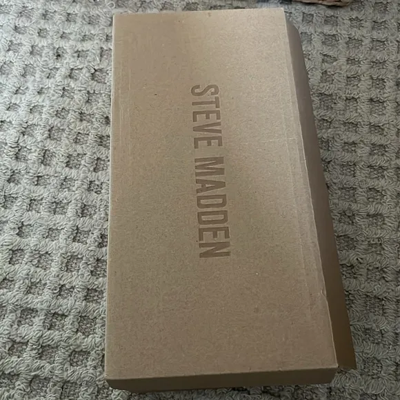 New in box Steven Madden Strappy Tan Sandals 8.5