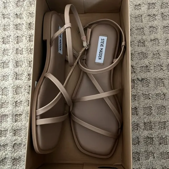 New in box Steven Madden Strappy Tan Sandals 8.5