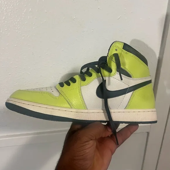 Nike Air Jordan High-Top Sneakers in Neon Yellow and Black Retro 1 slime Green