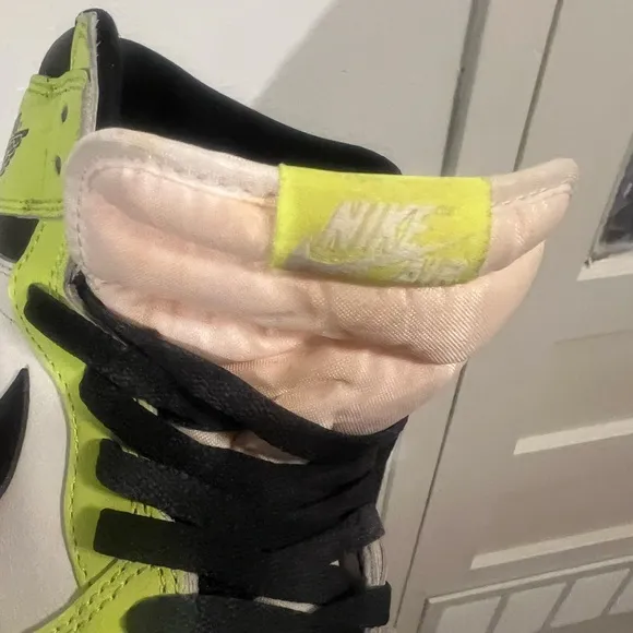 Nike Air Jordan High-Top Sneakers in Neon Yellow and Black Retro 1 slime Green