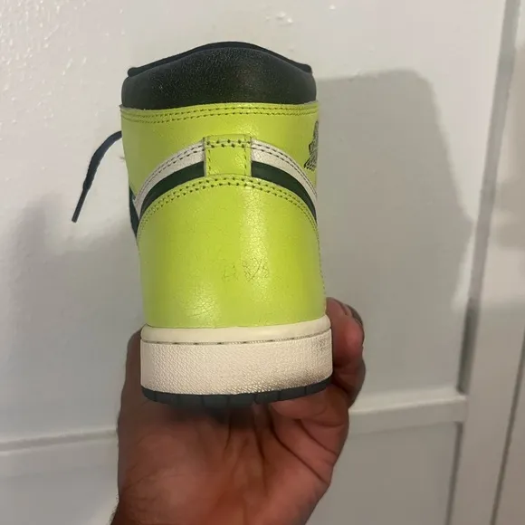 Nike Air Jordan High-Top Sneakers in Neon Yellow and Black Retro 1 slime Green
