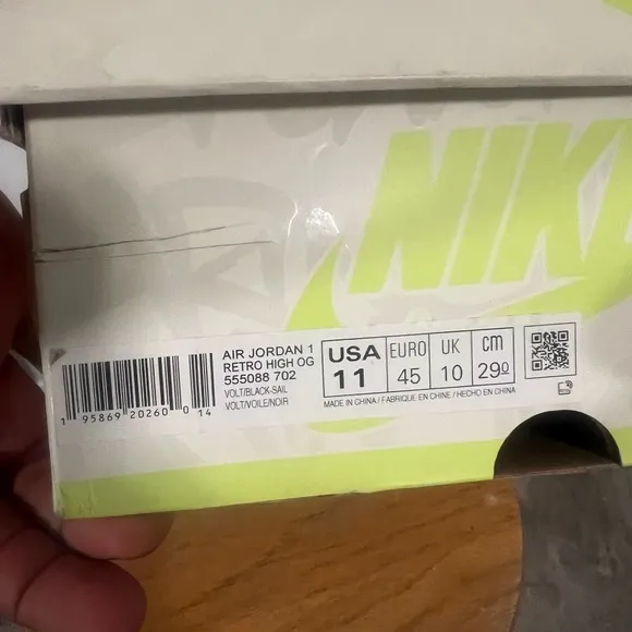 Nike Air Jordan High-Top Sneakers in Neon Yellow and Black Retro 1 slime Green