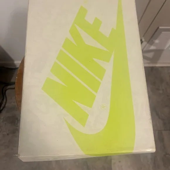 Nike Air Jordan High-Top Sneakers in Neon Yellow and Black Retro 1 slime Green